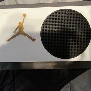 USED XBOX Series S, Charging Station, and 1 XBox controller.